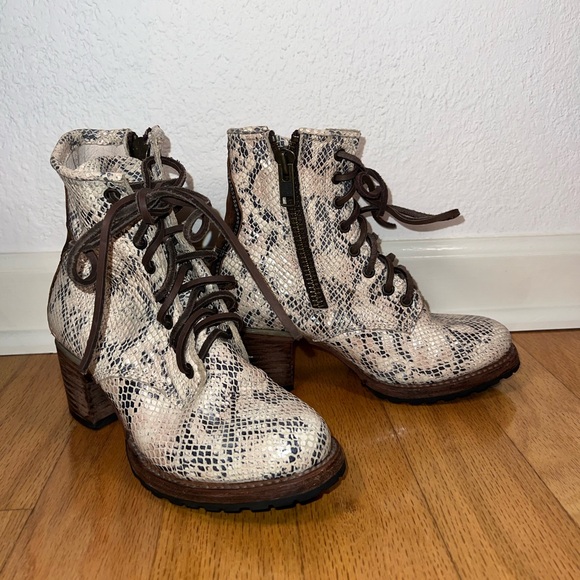 LIKE NEW RARE FreeBird Cavalier white snake skin women’s size 7 ankle boot - Picture 3 of 12